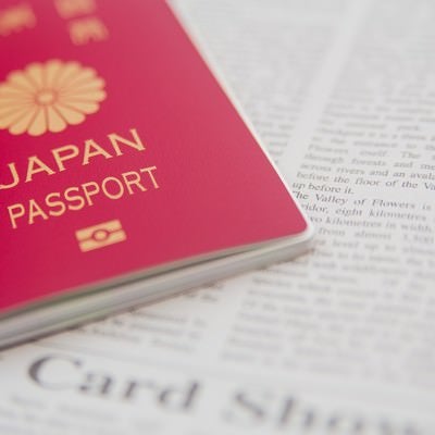 パスポートと英文の新聞の写真