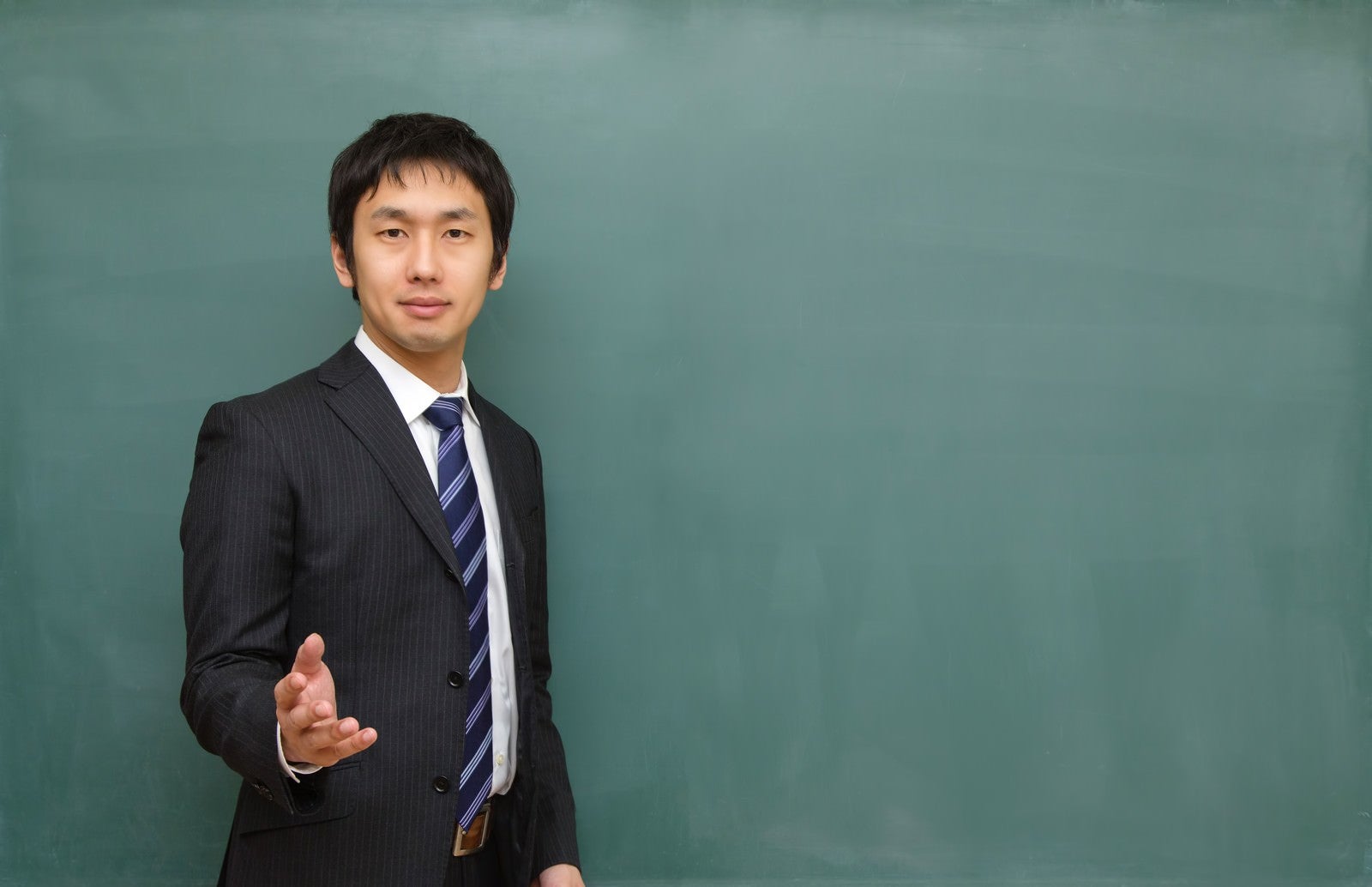 「優しい顔で授業を行う塾の講師」の写真［モデル：大川竜弥］