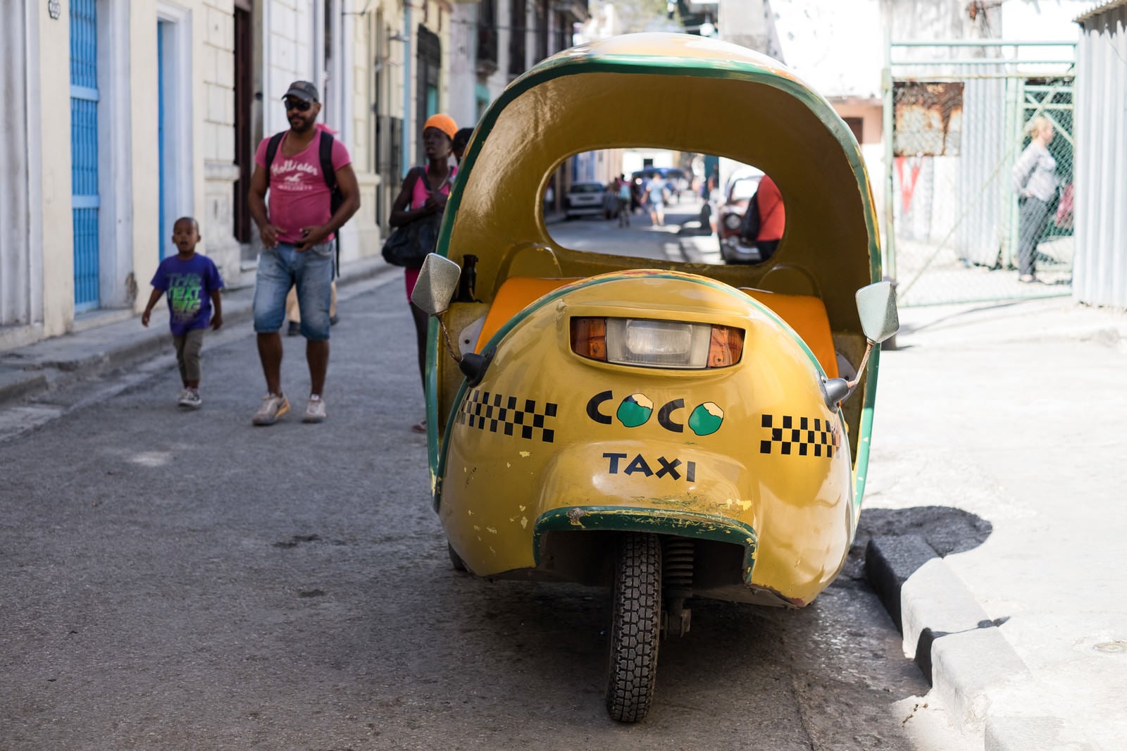 「路肩に駐車中の黄色いTAXI（キューバ）」の写真