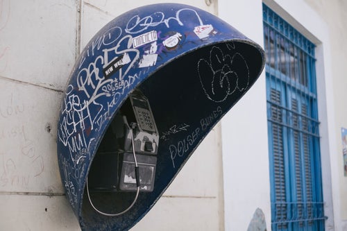 落書きが多いキューバの公衆電話の写真