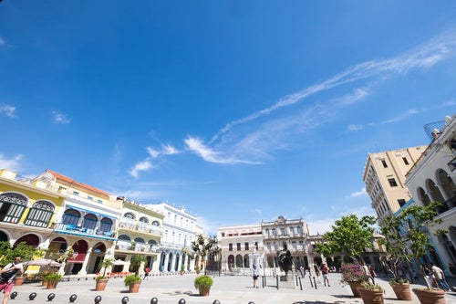 青空とハバナ（キューバ）の市街地の写真