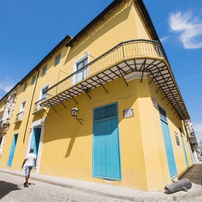 ハバナ（キューバ）の黄色い建物の写真