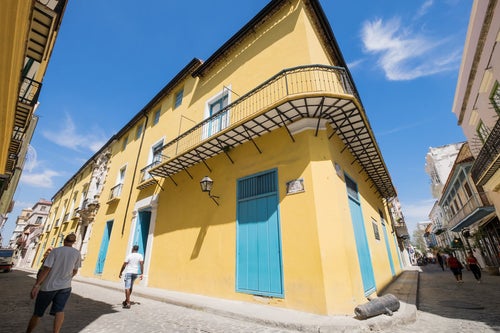 ハバナ（キューバ）の黄色い建物の写真
