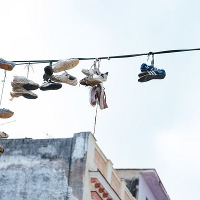 電線に吊るされたシューズ（キューバ）の写真