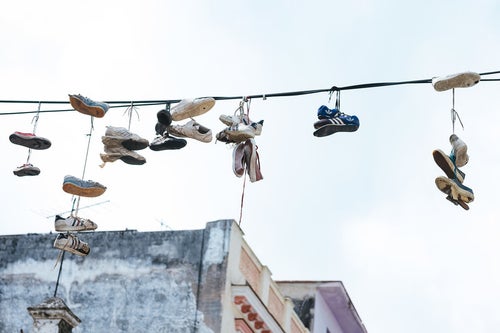 電線に吊るされたシューズ（キューバ）の写真