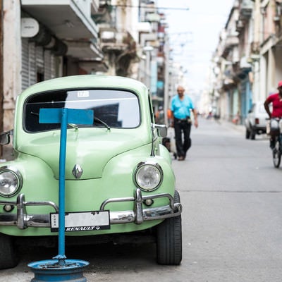 ハバナの街並みと停車するクラシックカーの写真