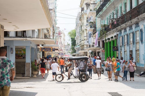 首都ハバナの街並みと人混みの写真