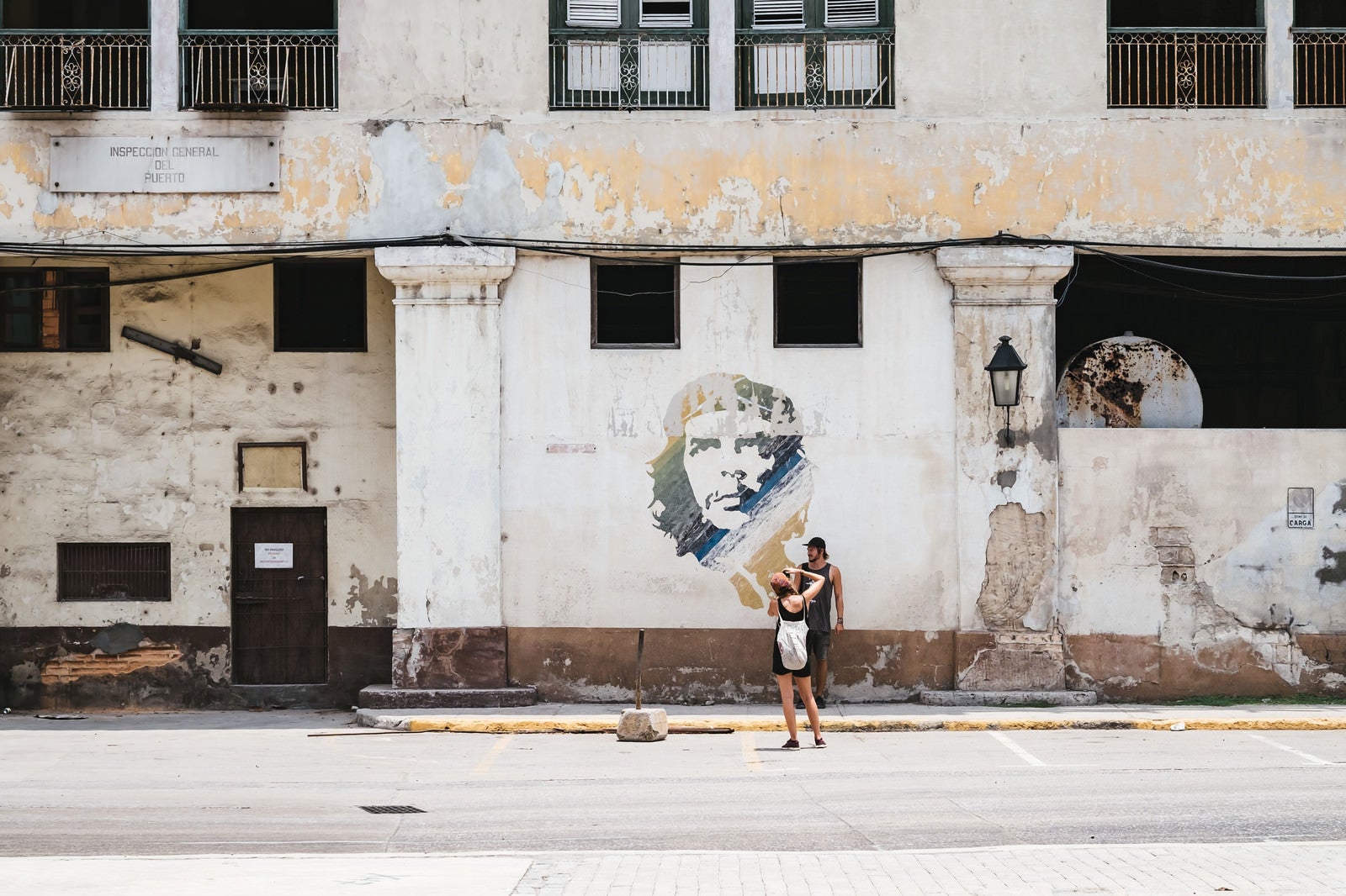 「チェ・ゲバラが描かれた壁画の前で写真を撮る観光客（ハバナ）」の写真