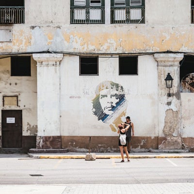 チェ・ゲバラが描かれた壁画の前で写真を撮る観光客（ハバナ）の写真