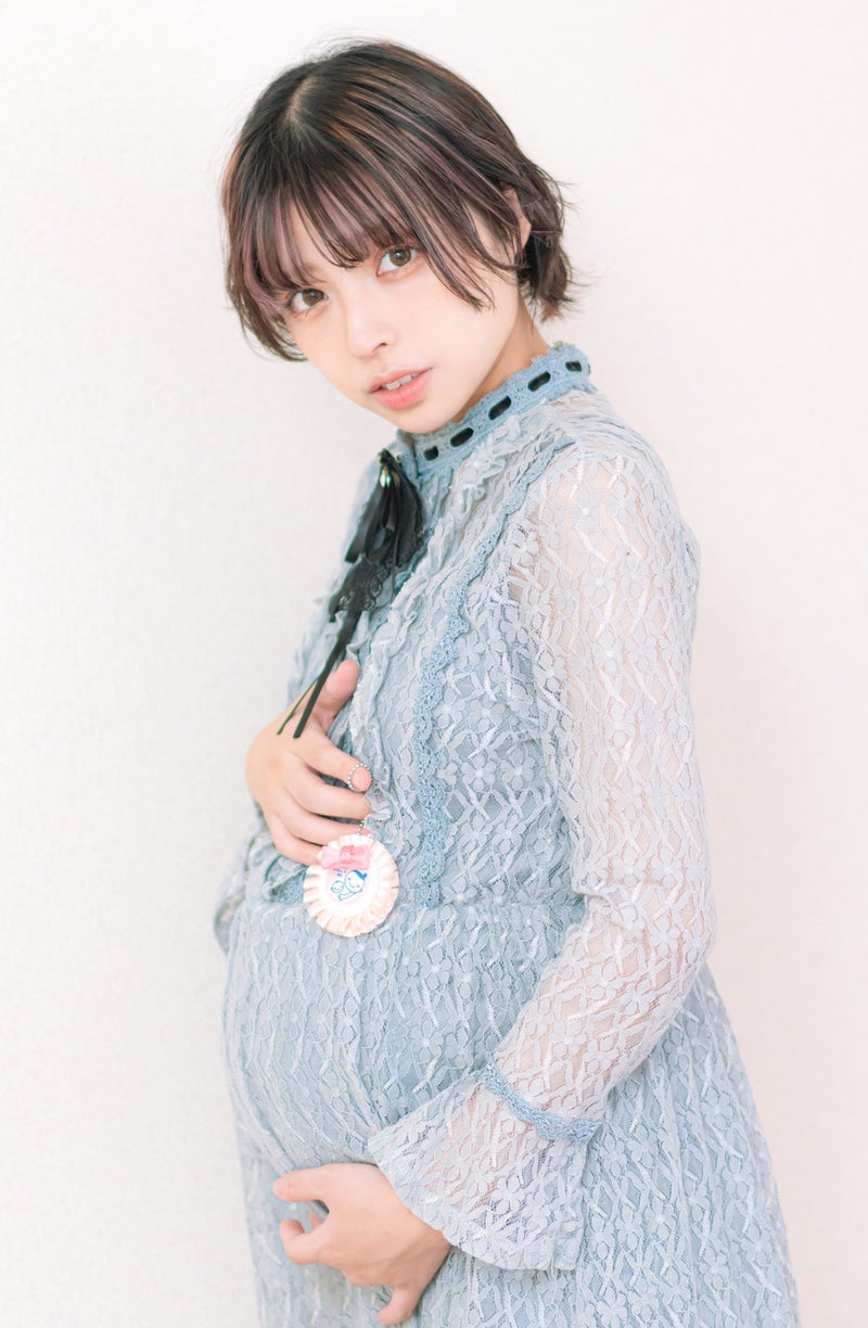 「臨月に入った妊婦さん」の写真［モデル：高尾実生］