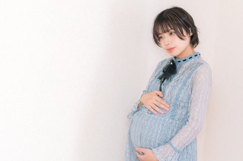 臨月（妊娠後期）の女性の写真