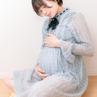 臨月のおなかを触る妊婦の写真