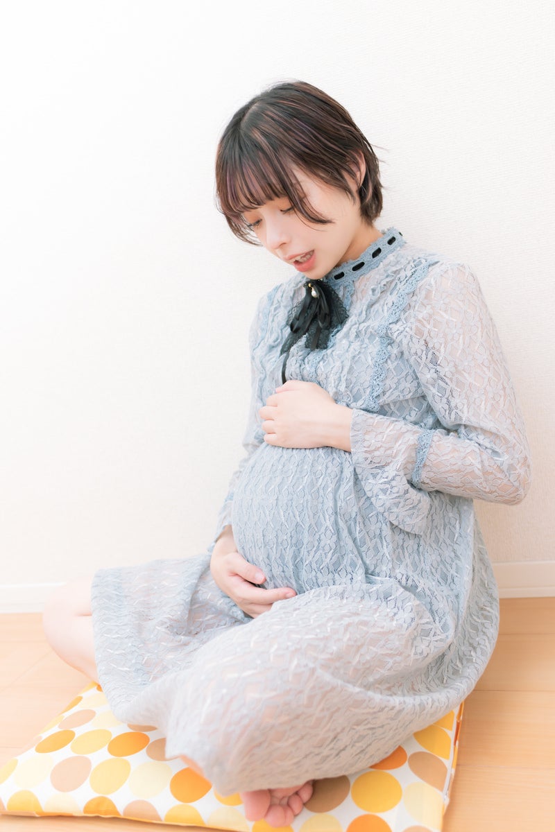 「胎動を感じる妊婦」の写真［モデル：高尾実生］