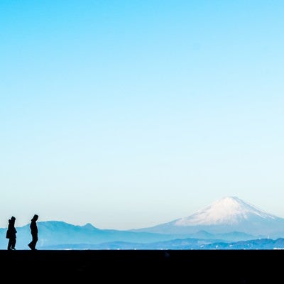 富士山をバックに散歩する二人の男女（シルエット）の写真