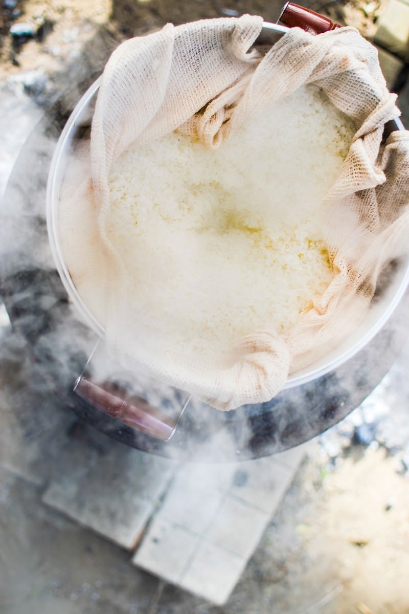 釜戸で蒸したホカホカのもち米の写真