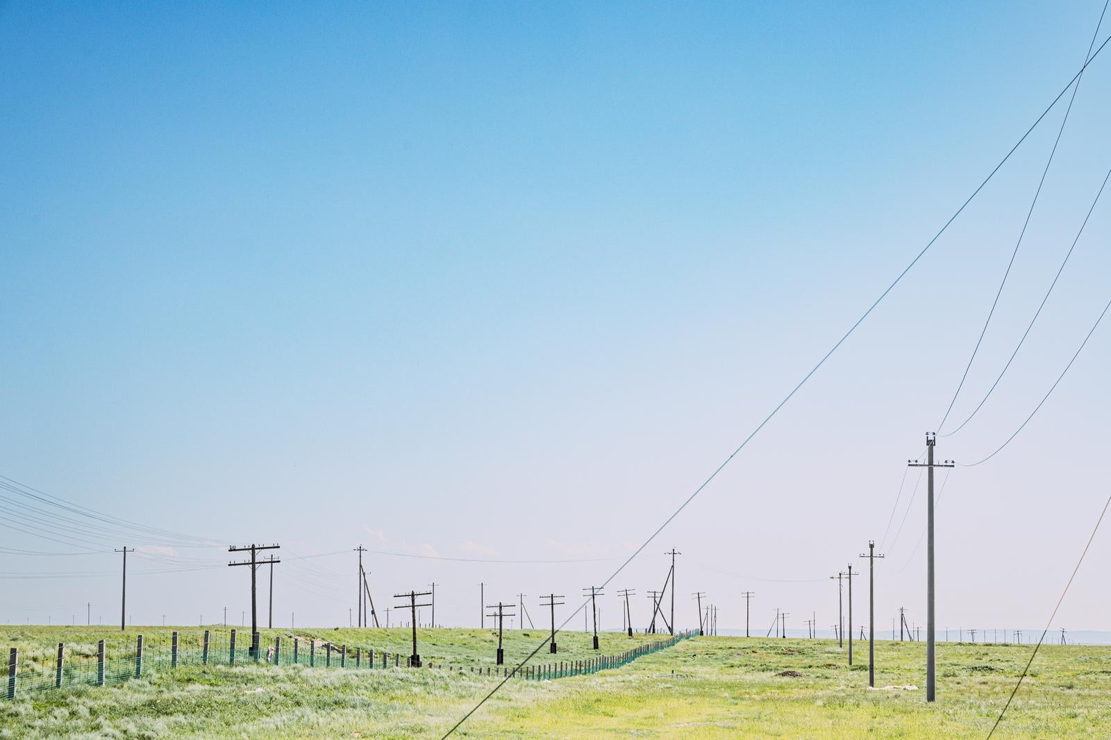 「緑の草原と電柱」の写真