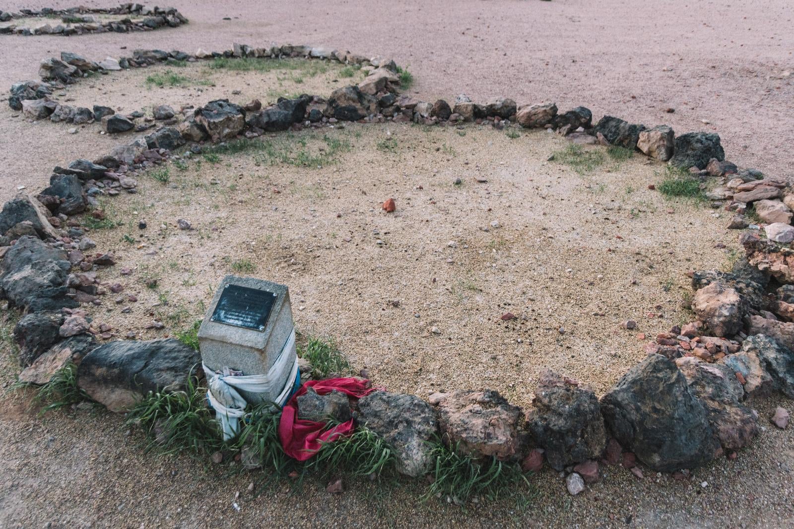 「石に囲まれた砂地（世界エネルギーセンター）」の写真