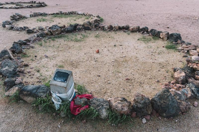 石に囲まれた砂地（世界エネルギーセンター）の写真