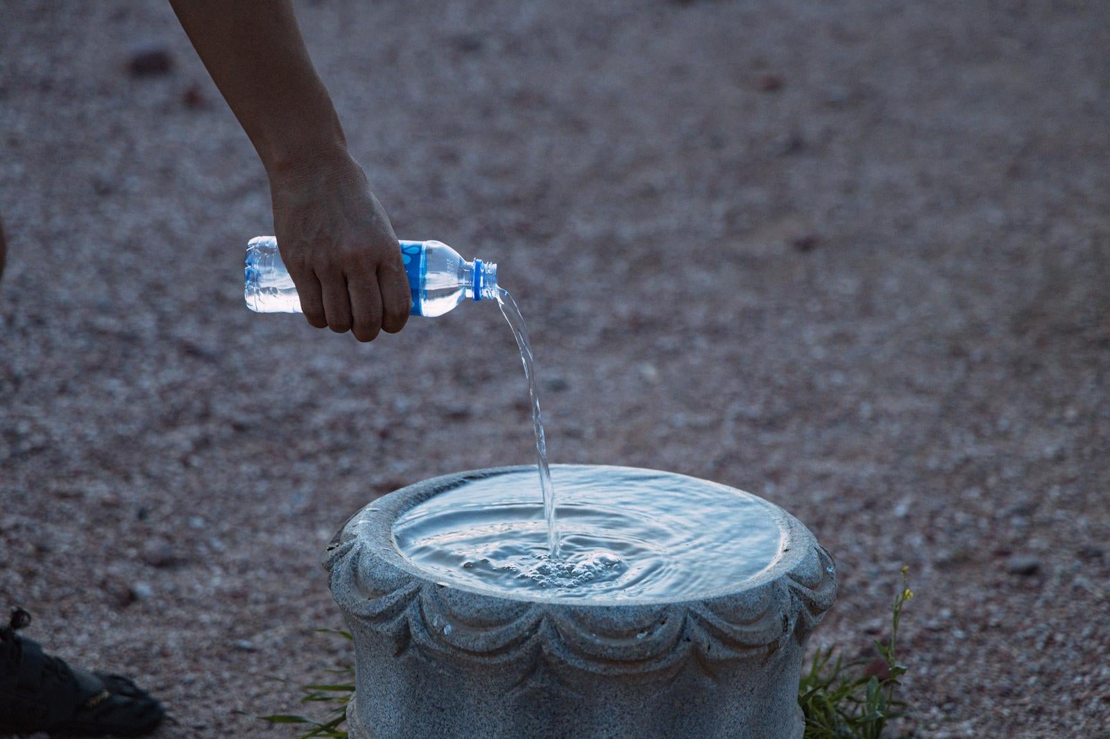 「石の器に水を注ぐ一瞬（世界エネルギーセンター）」の写真