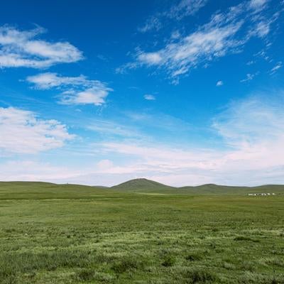 青空と草原が広がるモンゴルの絶景の写真