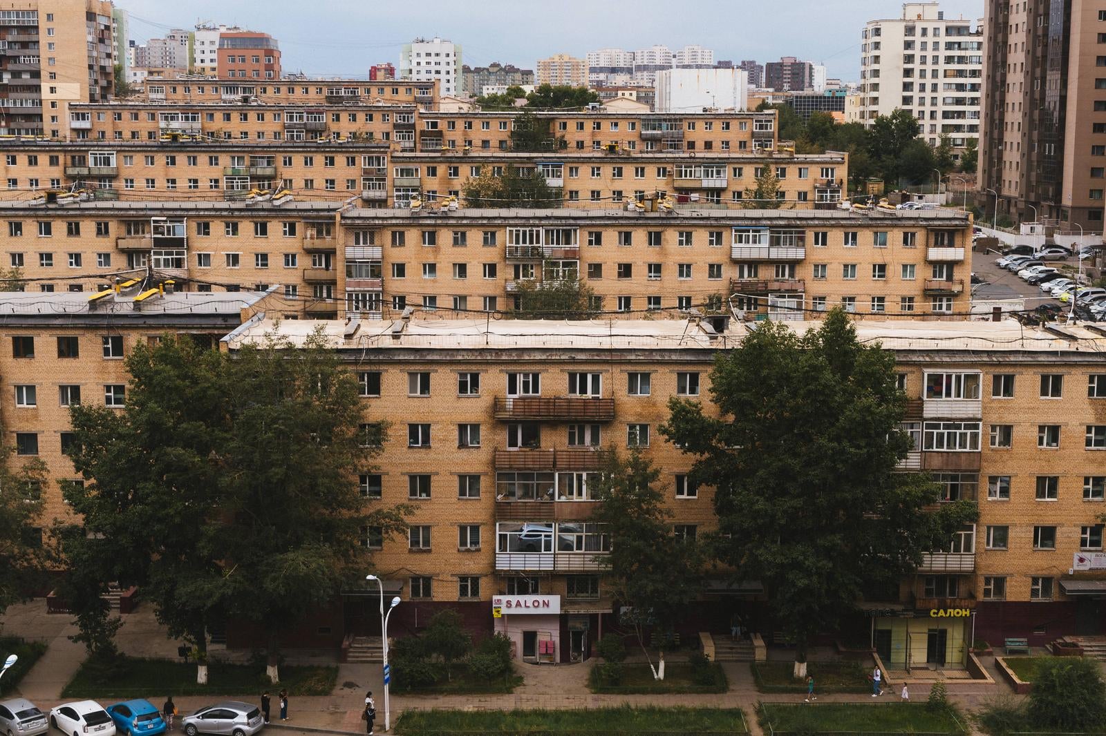 モンゴル・ウランバートルのレンガ色をしたソ連式アパート群が密集する住宅街を上から見下ろした風景