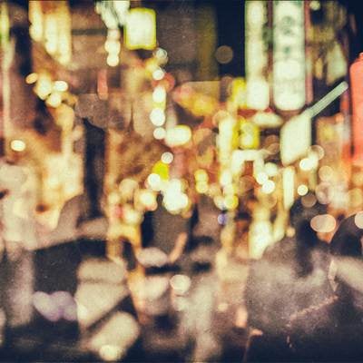 繁華街と人影（光とボケ）の写真