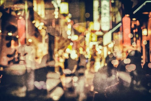 繁華街と人影（光とボケ）の写真