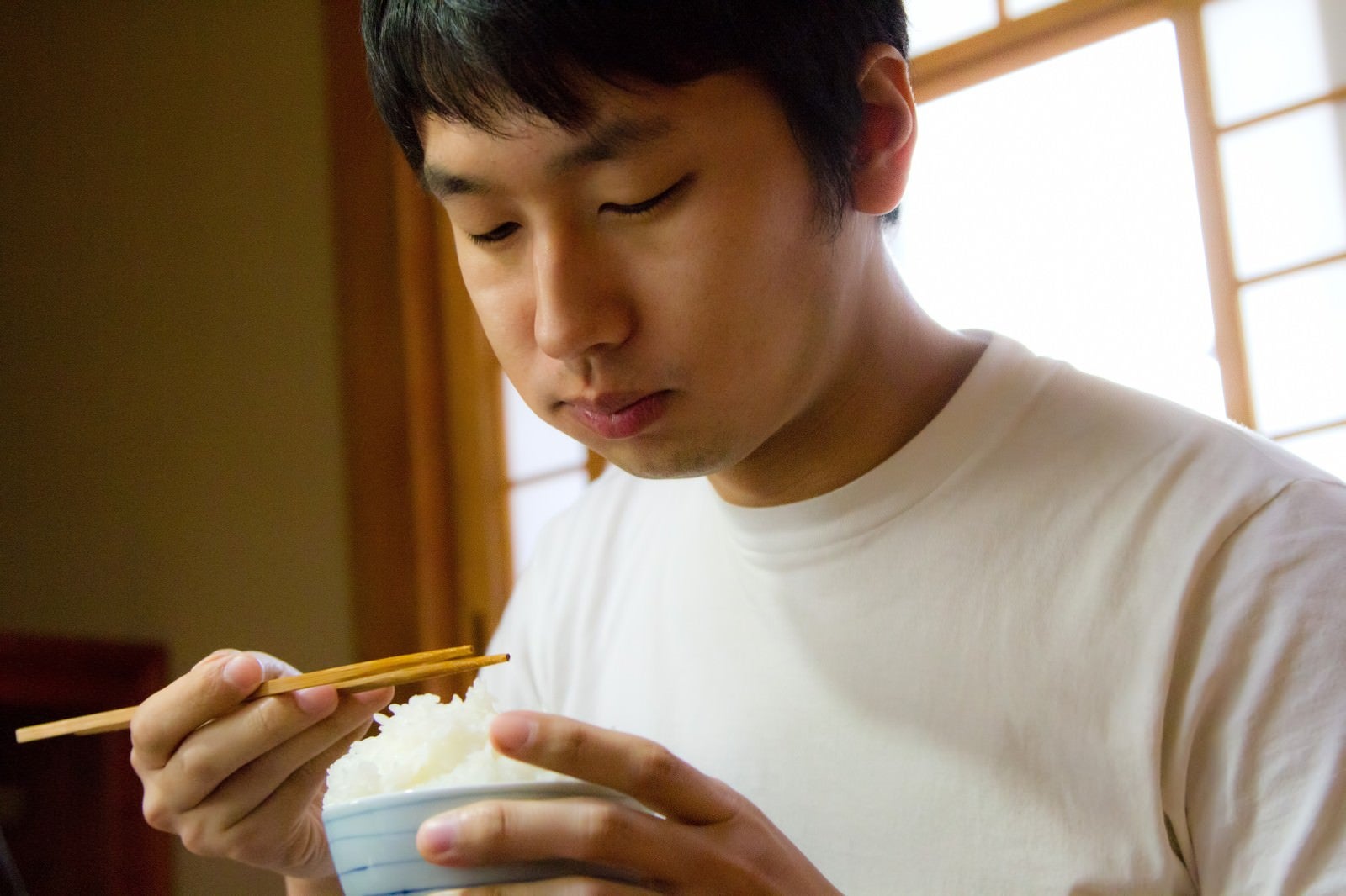 「ご飯をウマウマする男性」の写真［モデル：大川竜弥］