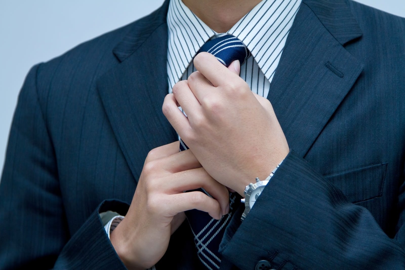 「ネクタイを直すサラリーマン」の写真