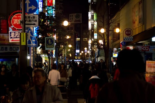 夜の横浜の繁華街の写真