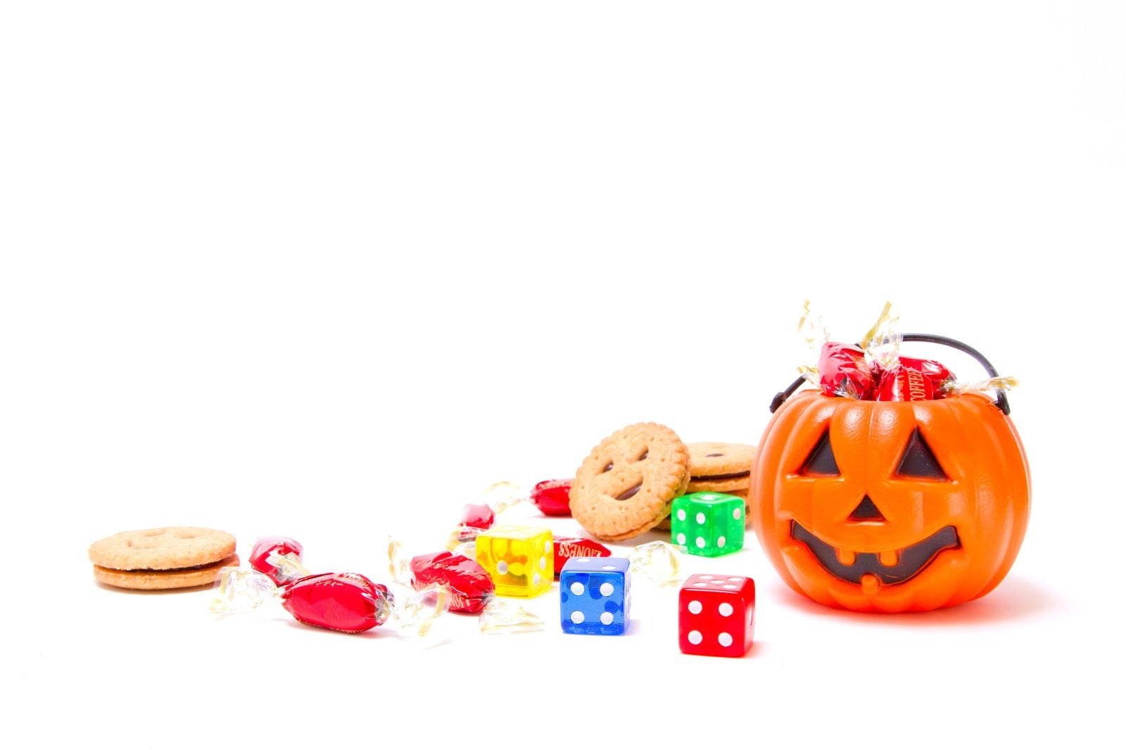 「散らばるお菓子とハロウィンのかぼちゃ」の写真