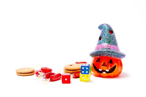 かぼちゃのランタンとお菓子の写真