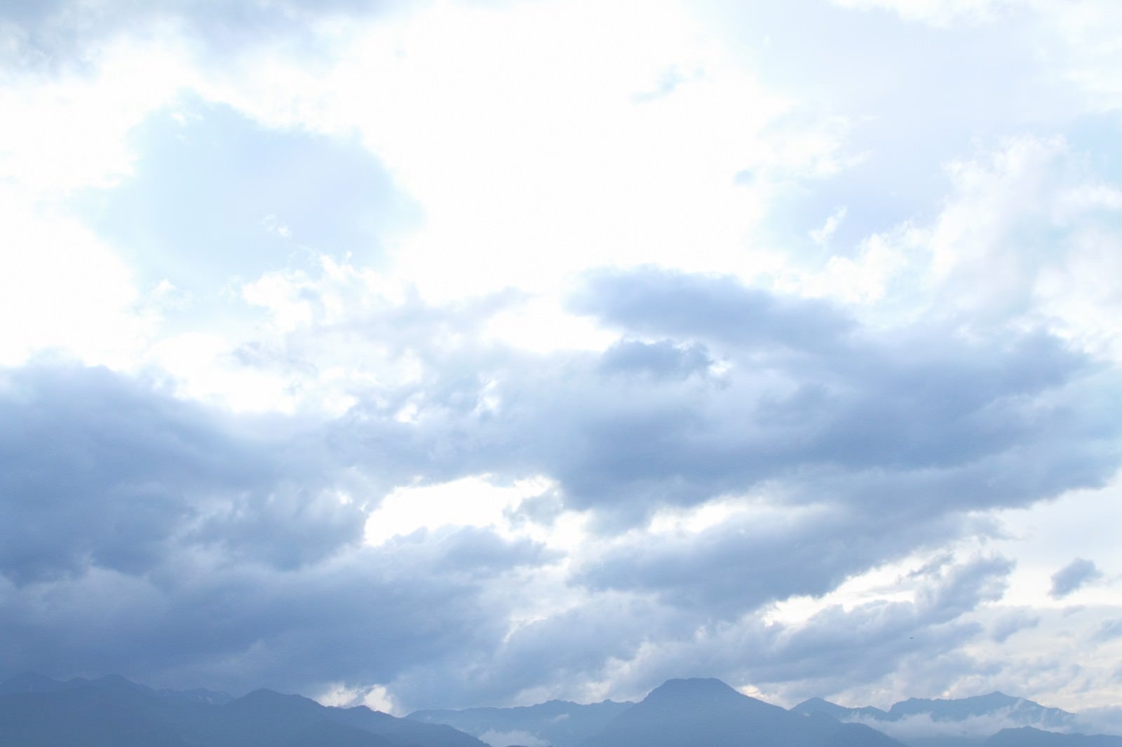 「アルプスの山々と雲」の写真