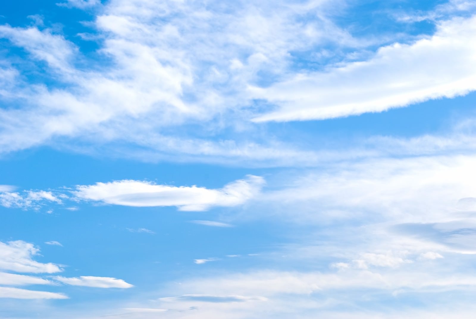 「夏の青空と雲」の写真