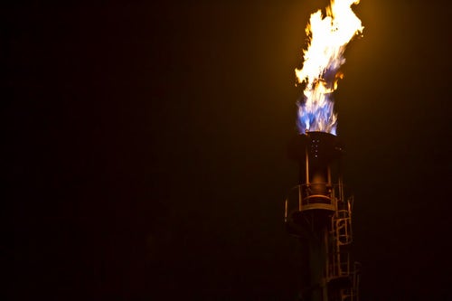 煙突から燃え上がる炎の写真