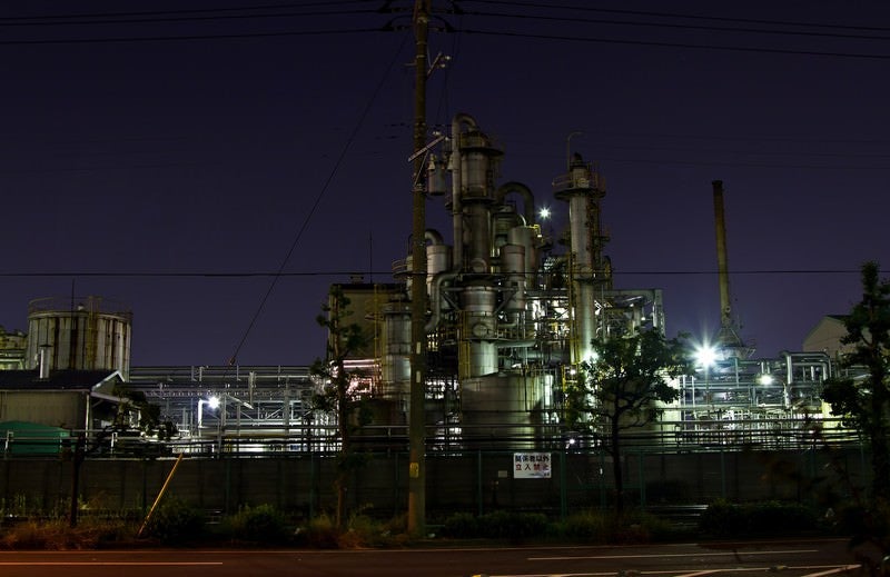 関係者立入禁止の工場（夜景）の写真
