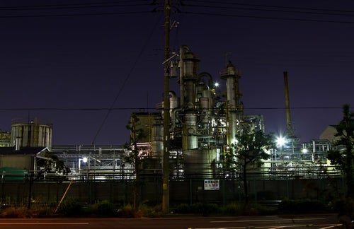 関係者立入禁止の工場（夜景）の写真