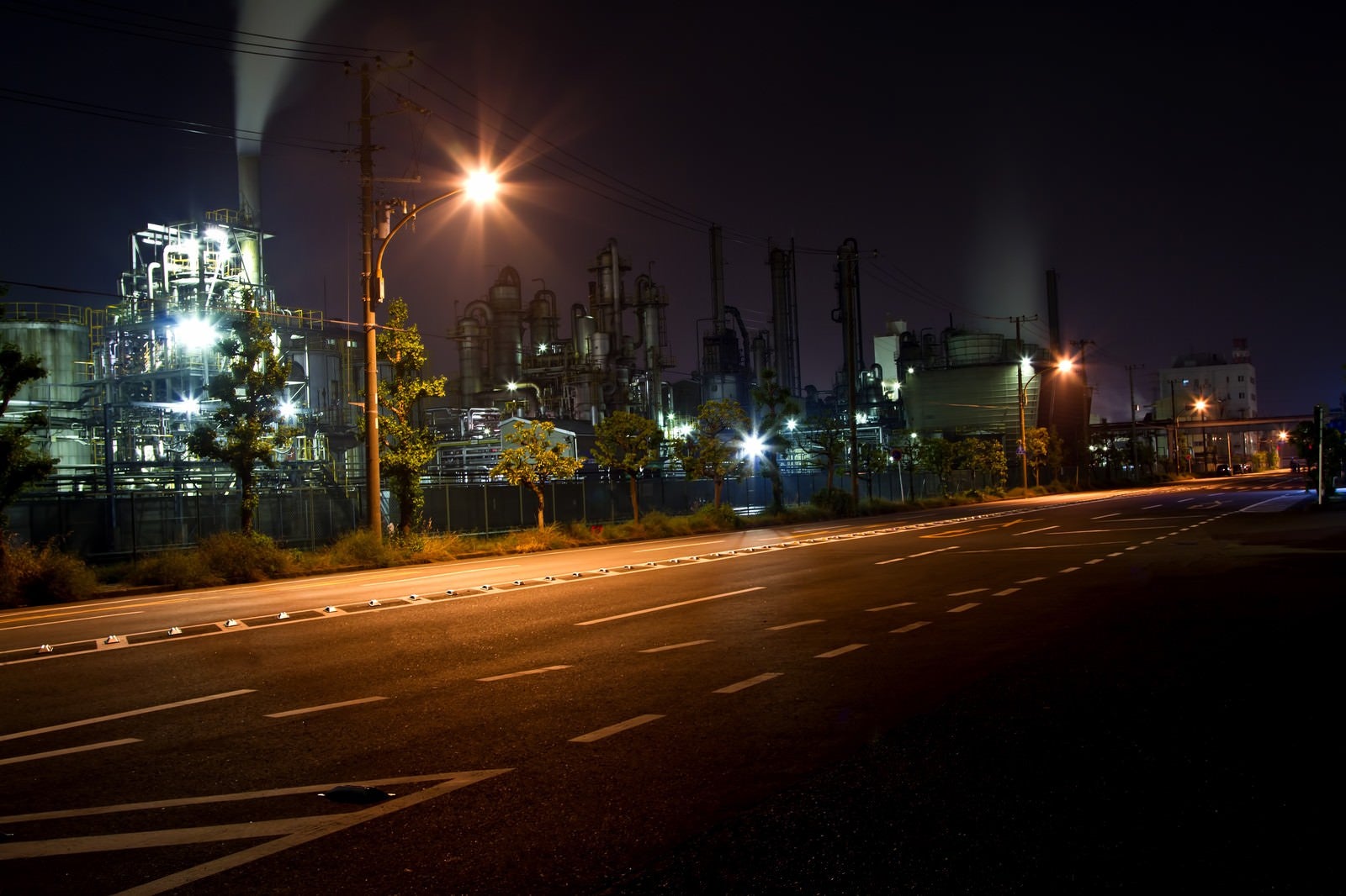 「大きな道路と工場の夜景」の写真