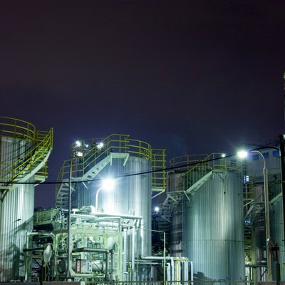 ライトアップされたケミカル工場の写真