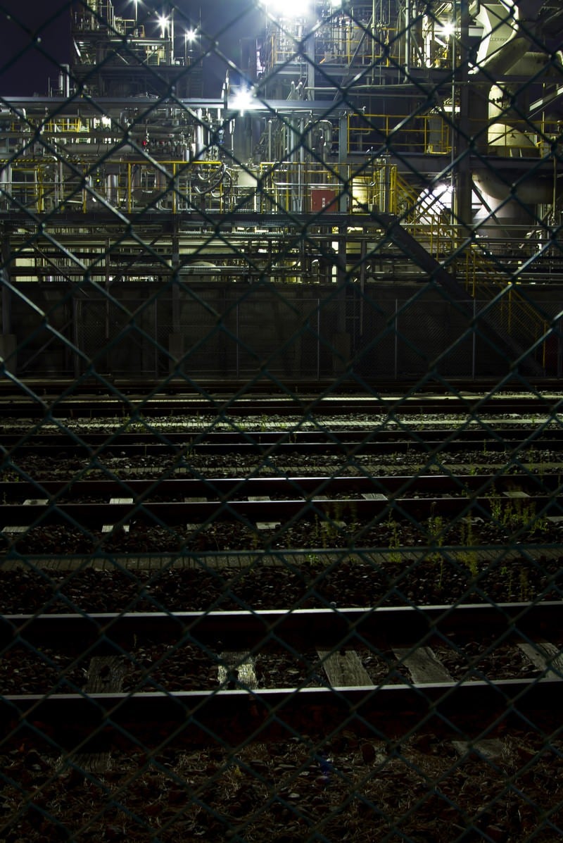 「線路と夜の工場」の写真