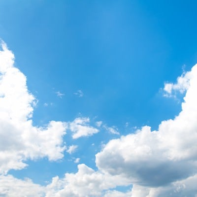 澄んだ青空と雲の写真