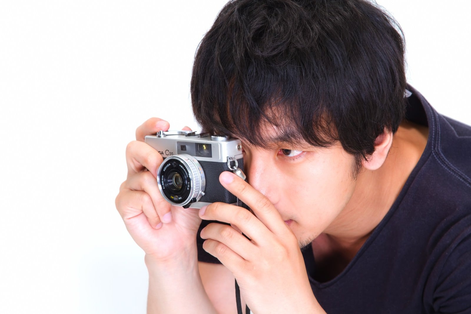 「「僕は撮り逃さない」とカメラを構える男性」の写真［モデル：大川竜弥］