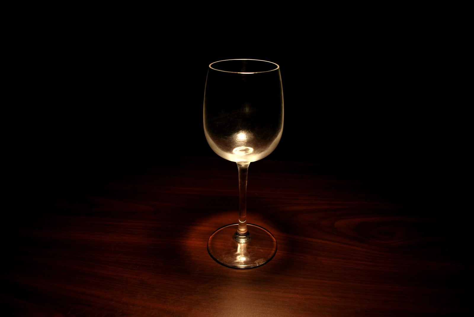 「暗闇の中のグラス」の写真