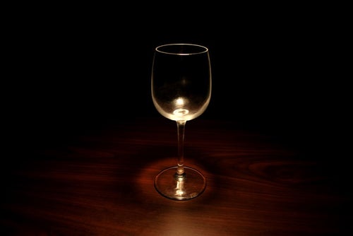 暗闇の中のグラスの写真
