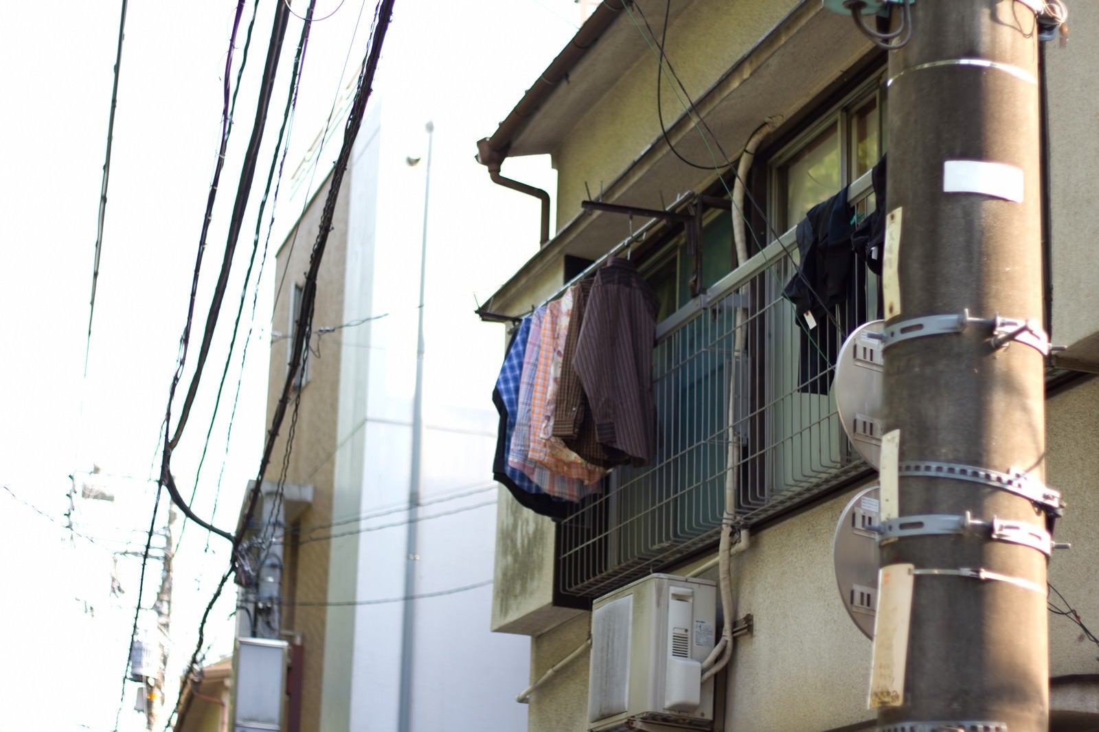 「洗濯物が干された下町のアパート」の写真