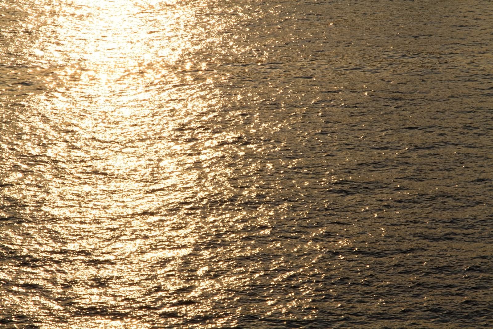 「夕焼け反射する水面」の写真