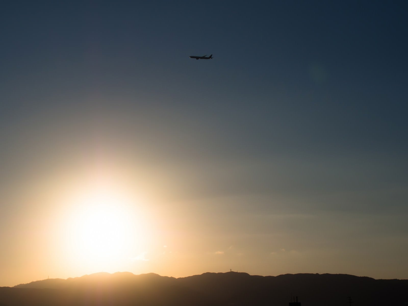 「飛行機と夕日」の写真