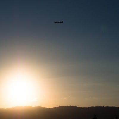 飛行機と夕日の写真