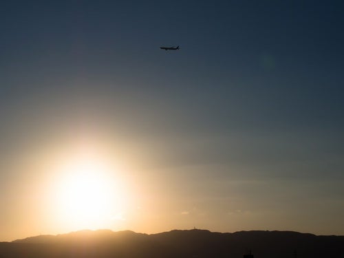 飛行機と夕日の写真