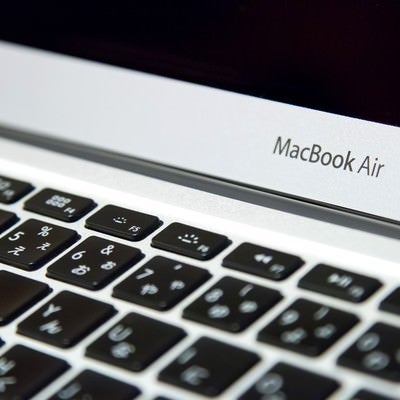 薄型ノートパソコンのキーボードの写真